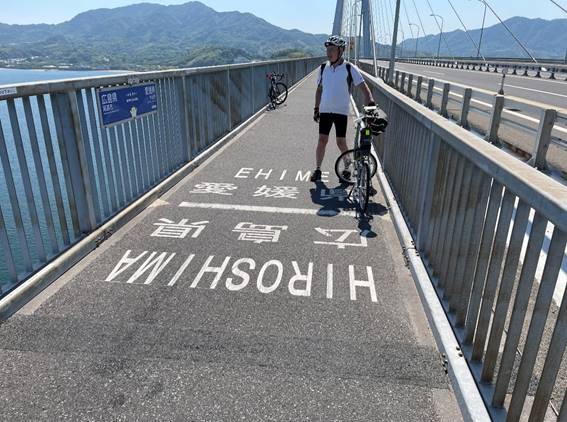 橋の上を歩いている男性

低い精度で自動的に生成された説明